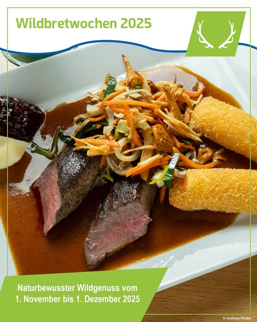 Werbeplakat für die Wildbretwochen 2025 mit einem angerichteten Wildgericht aus Fleisch, Gemüse, Kroketten und Preiselbeersauce auf weißem Teller.