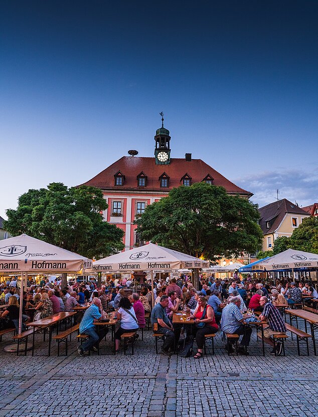 WeinMarktPlatz in Neustadt a.d.Aisch, Bierbänke vor dem Rathaus