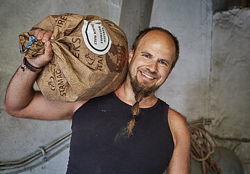 Brauer Zwanzger mit einem Sack Malz auf der Schulter